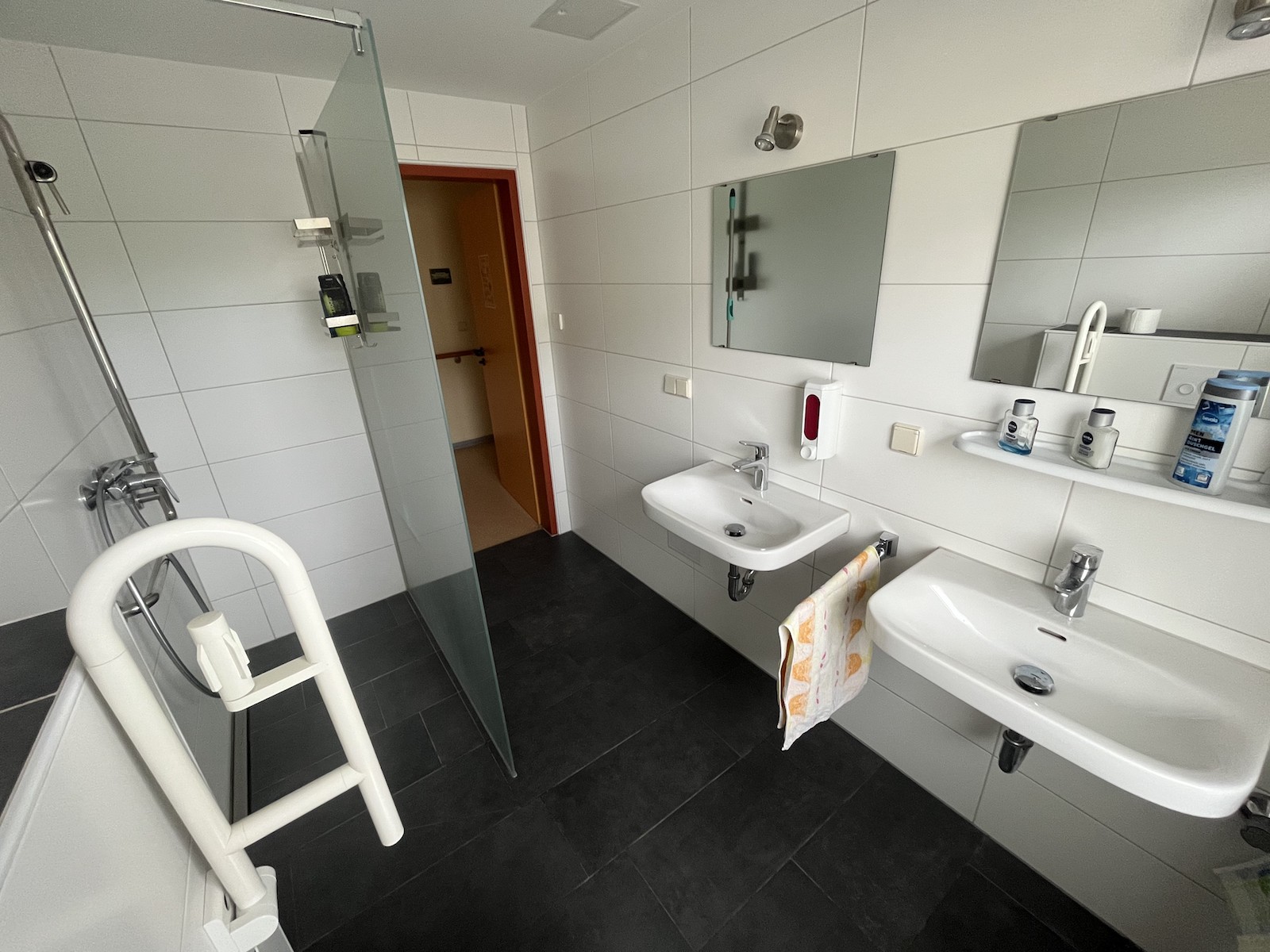 Ein Badezimmer mit zwei Waschbecken und einer Dusche